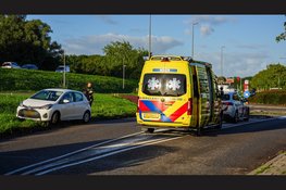 Fietser gewond na aanrijding, automobiliste verblind door laagstaande zon