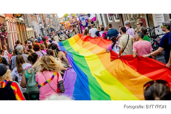 Hoorn kleurt alle kleuren van de regenboog tijdens de Regenboogweek