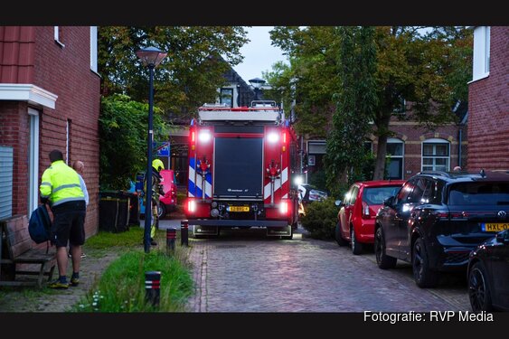 Scooter vliegt in brand in achtertuin in Hoorn