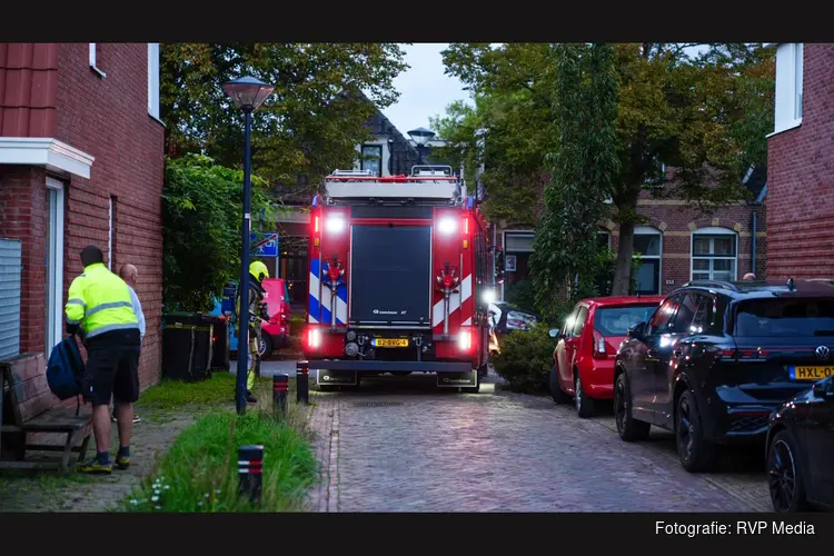 Scooter vliegt in brand in achtertuin in Hoorn