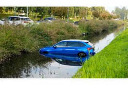Geparkeerde auto rolt sloot in bij uitvaartcentrum in Hoorn