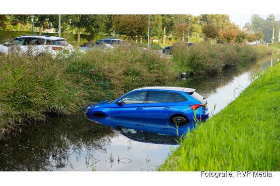 Geparkeerde auto rolt sloot in bij uitvaartcentrum in Hoorn