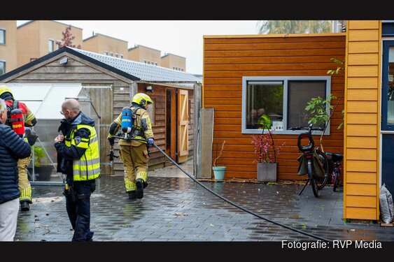 Brand onder overkapping in Hoorn snel onder controle