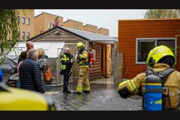 Brand onder overkapping in Hoorn snel onder controle