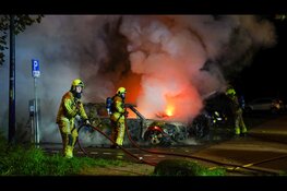 Twee auto's verwoest door brand op parkeerplaats in Hoorn: derde voertuig loopt schade op