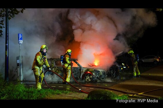 Twee auto's verwoest door brand op parkeerplaats in Hoorn: derde voertuig loopt schade op