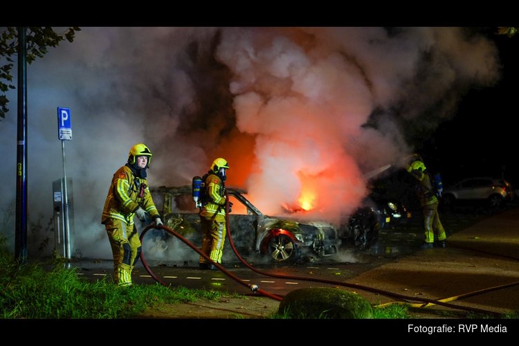 Twee auto's verwoest door brand op parkeerplaats in Hoorn: derde voertuig loopt schade op