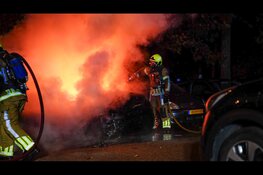 Twee auto's verwoest door brand op parkeerplaats in Hoorn: derde voertuig loopt schade op