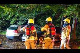 Twee auto's verwoest door brand op parkeerplaats in Hoorn: derde voertuig loopt schade op