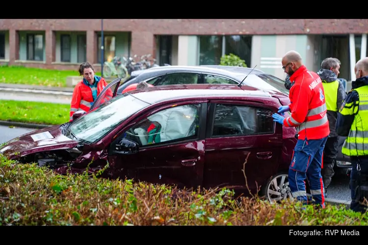 Twee gewonden na botsing tussen auto's op kruising De Weel in Hoorn