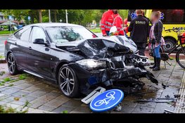 Twee gewonden na botsing tussen auto's op kruising De Weel in Hoorn
