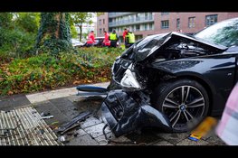 Twee gewonden na botsing tussen auto's op kruising De Weel in Hoorn
