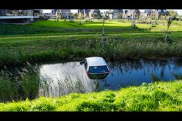 Geparkeerde auto rolt vanaf oprit de sloot in aan Pastoor Emerlaanstraat in Blokker