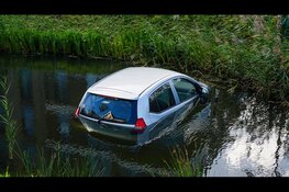Geparkeerde auto rolt vanaf oprit de sloot in aan Pastoor Emerlaanstraat in Blokker