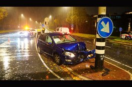 Auto botst tegen verkeerslicht op Provincialeweg in Hoorn: inzittenden slaan op de vlucht
