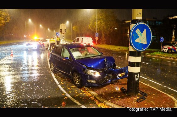 Auto botst tegen verkeerslicht op Provincialeweg in Hoorn: inzittenden slaan op de vlucht