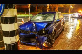 Auto botst tegen verkeerslicht op Provincialeweg in Hoorn: inzittenden slaan op de vlucht