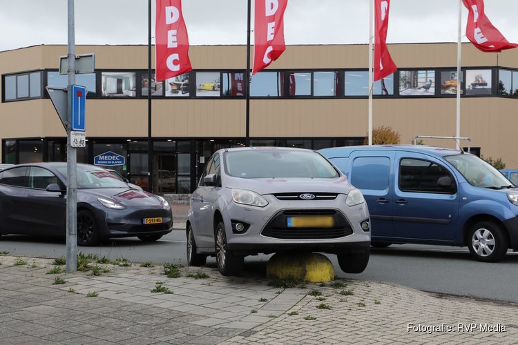 Auto belandt bovenop betonnen obstakel in Hoorn