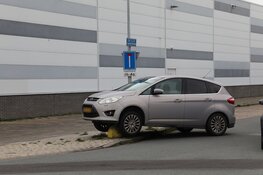 Auto belandt bovenop betonnen obstakel in Hoorn