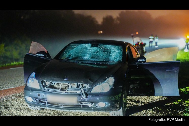 Twee zwaargewonden na aanrijding met auto op dijk in Hoorn