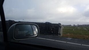 Vrachtwagen gekanteld op A7