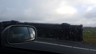 Vrachtwagen gekanteld op A7