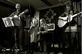 Irish folk formatie Masja, Robert & Gilles in folkclub Oosterleek