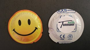 Hoornse partij deelt condooms uit bij school