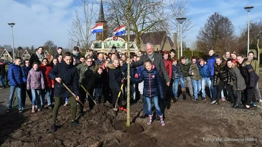 Leerlingen planten bomen en heesters tijdens Boomfeestdag