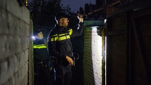 Man valt bewoners aan