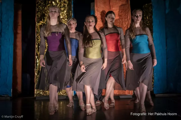 De Dansonderneming presenteert: Seasons in theater Het Pakhuis