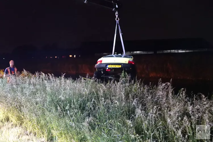 Auto rijdt te water in Midwoud