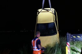 Auto rijdt te water in Midwoud