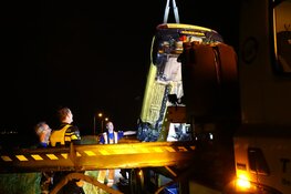 Auto rijdt te water in Midwoud