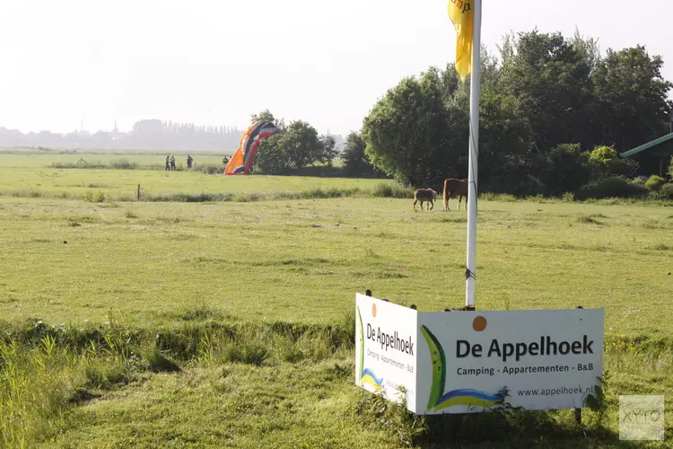 Paraglider stort in boom bij Wijdenes