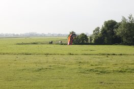 Paraglider stort in boom bij Wijdenes