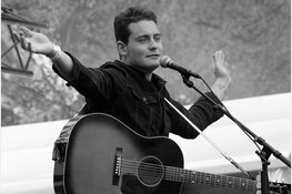 Douwe Bob 'vliegt 'm d'r over' in Hoorn