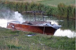 Boot brandt af in Beets