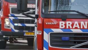 Twaalf woningen ontruimd na autobrand in Hoorn