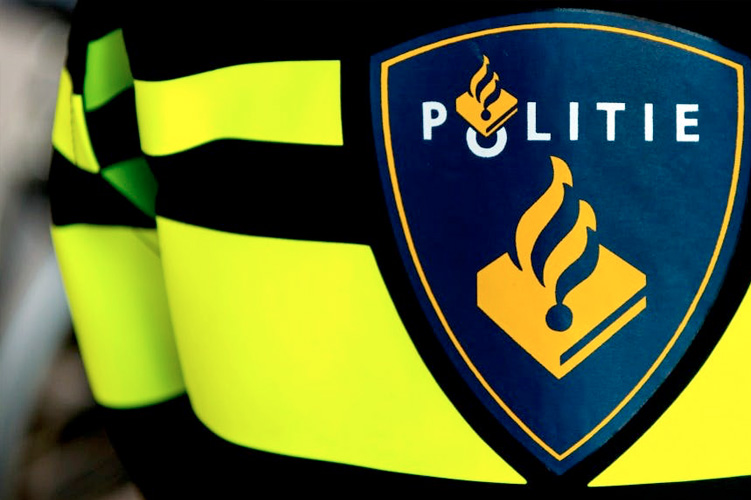 Aanhanger schaart op A7 en over de kop.